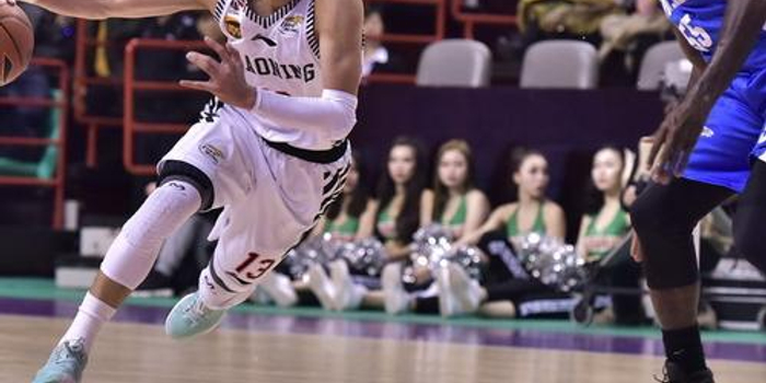 尽管他在防 尽管他在防